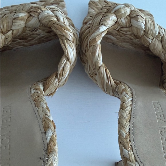 Bottega Veneta Braided Raffia Slide Heels in Natural Beige - Picture 6 of 6